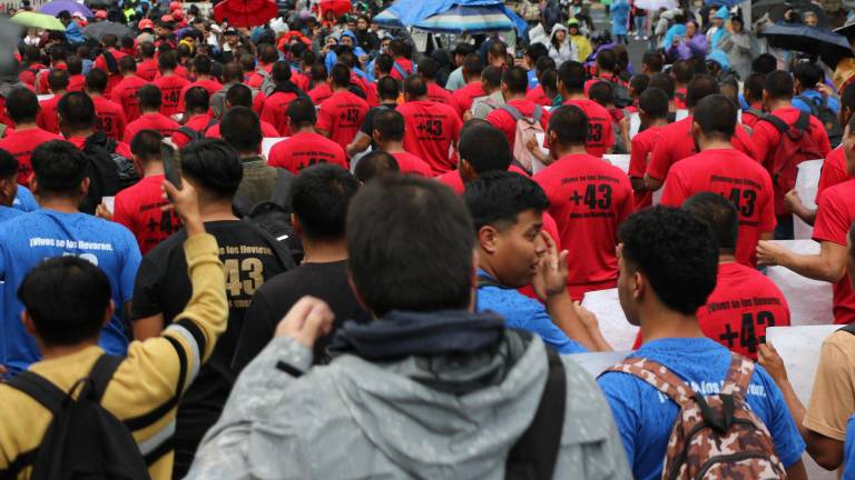 Marcha en la CDMX por la desaparición de 43 estudiantes de Ayotzinapa en septiembre pasado.