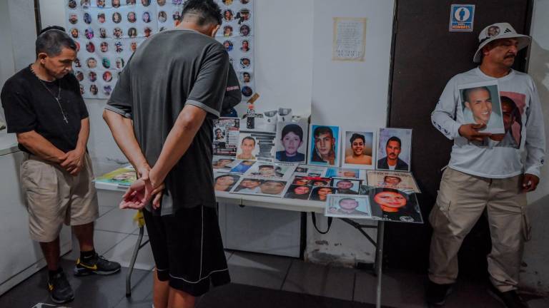 Las familias visitan centros de tratamiento contra las adicciones porque es común que en estos lugares haya personas ingresadas sin que sus parientes lo sepan. El número de personas buscadoras que entra depende del tamaño del espacio.