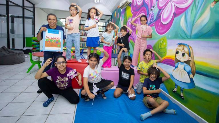 Los niños que asistieron al taller de ‘La hora del cuento’ se divirtieron con la historia de los changuitos traviesitos.