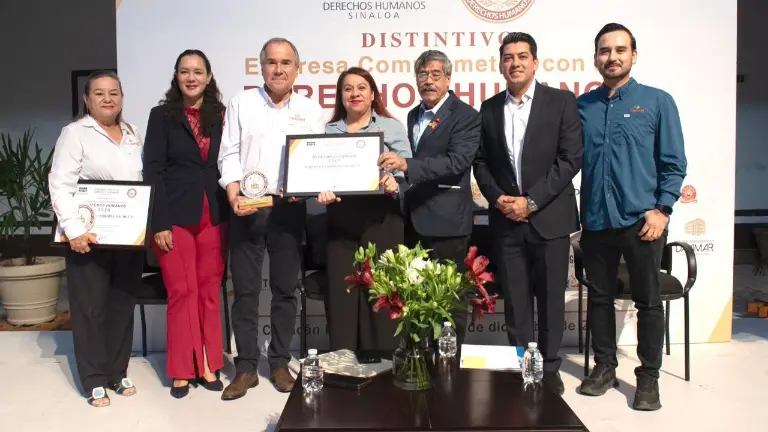 El evento reunió a representantes de las empresas galardonadas, la sociedad civil y funcionarios gubernamentales.