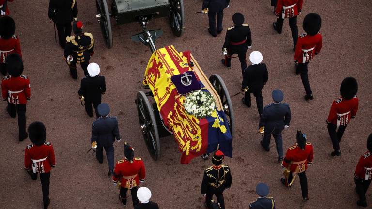 El ataúd de la Reina Isabel II es llevado en procesión a Westminster Hall