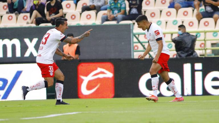 Kevin Castañeda celebra uno de los goles del Toluca en el tiempo regular.