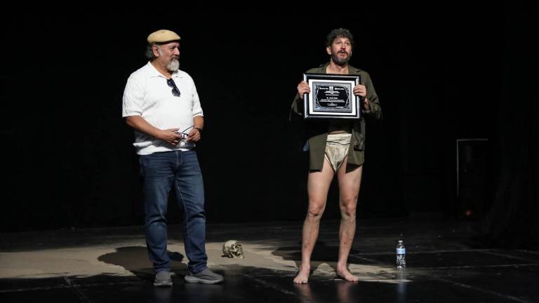 Larick Huerta recibió el reconocimiento de manos del también director Rodolfo Arriaga.