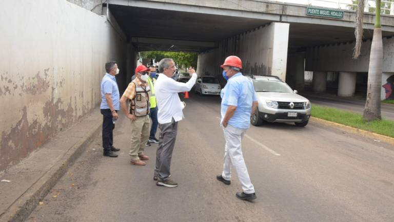 El Presidente Municipal de Culiacán, Jesús Estrada Ferreiro acude a supervisar el daño en el puente Hidalgo.