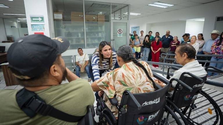 Entrega de sillas de ruedas a adultos mayores de parte del Gobierno de Culiacán.
