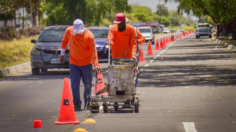 Trabajadores remarcan los cruces peatonales, delimitar los carriles de circulación con pintura termoplástica y colocar nuevos señalamientos.