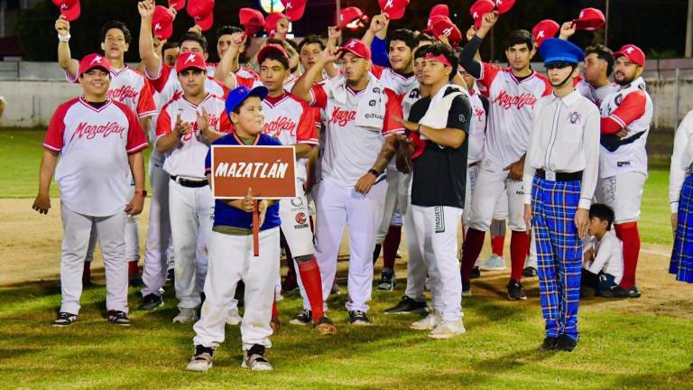 El seleccionado de Mazatlán inició el Campeonato Estatal de Beisbol de Primera Fuerza.