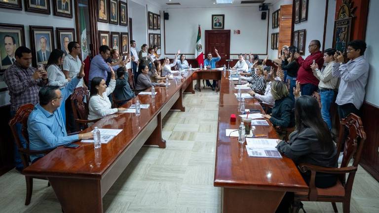 Las funcionarias María Esther Bazúa y Ana Míriam Ramos rindieron informes ante del Cabildo de Culiacán.