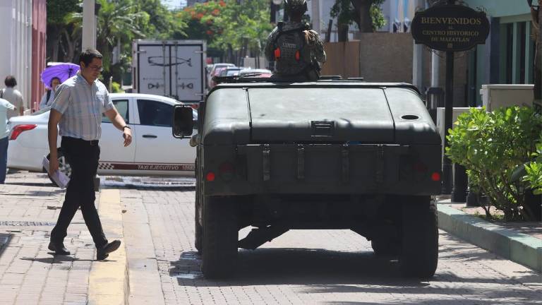 Elementos del Ejército Mexicano realizan recorridos por calles del Centro Histórico.
