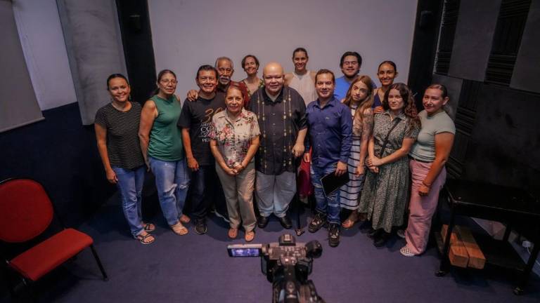 Los asistentes aprovecharon la oportunidad para tomarse fotografías con el maestro Azar Boldo,