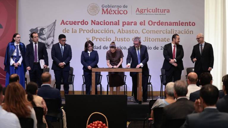 Claudia Sheinbaum encabezó la firma del Acuerdo Nacional para el Ordenamiento de la Producción, Abasto, Comercialización y Precio Justo del Jitomate.