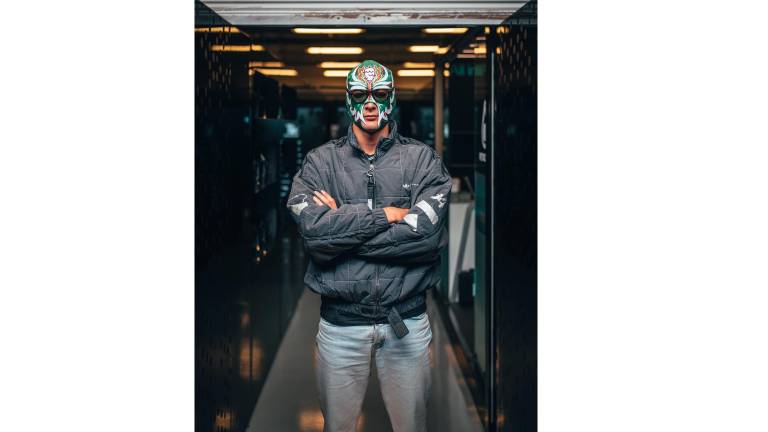 George Russell, de piloto a fan enmascarado en el GP de México.