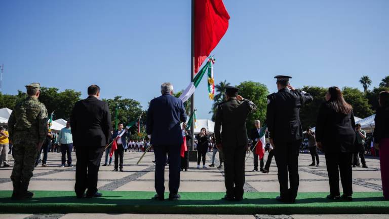 El Gobernador de Sinaloa Rubén Rocha Moya encabeza ceremonia del Día de la Bandera en Palacio de Gobierno.