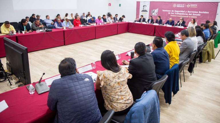 Reunión del jueves entre representantes de la CNTE con el director del Issste, Marti Batres.