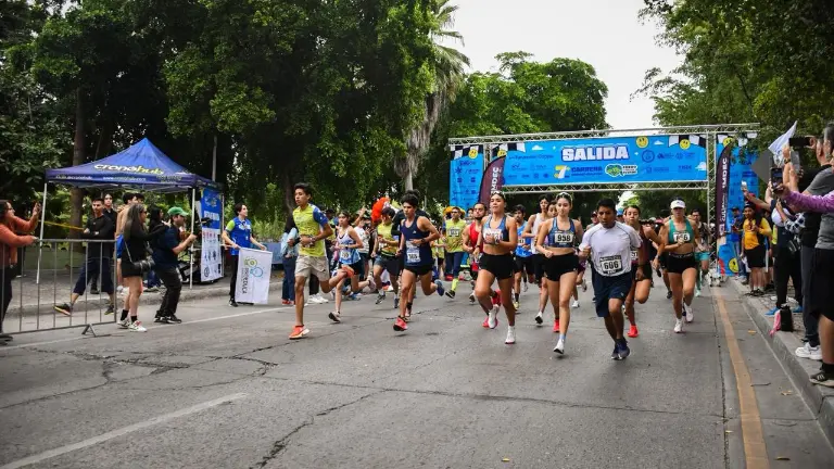 Corredores abarrotaron el Malecón Viejo en la séptima edición de “Corro por sus Sueños”.