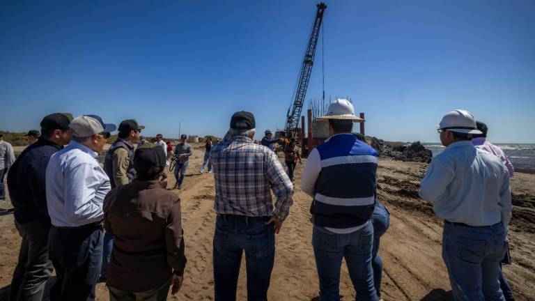El Gobernador Rubén Rocha Moya y otras autoridades recorrieron la construcción del puente, que busca mejorar la conectividad hacia la playa de Bellavista.