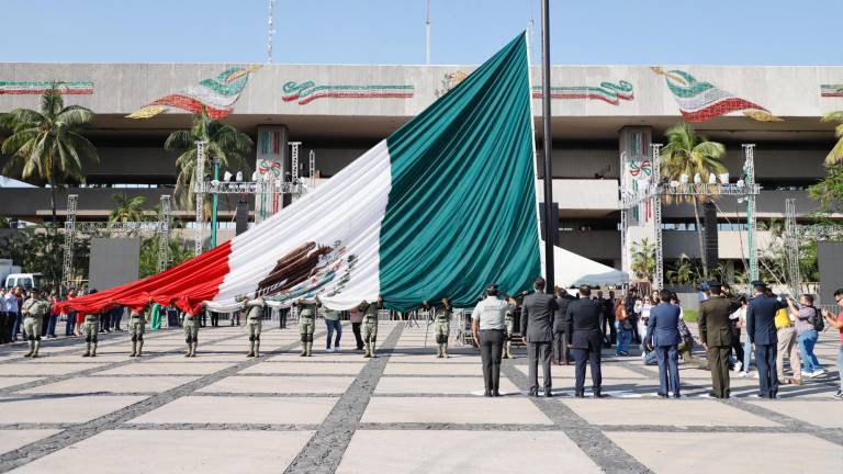 Inician festejos patrios con honores a la bandera en Palacio de Gobierno