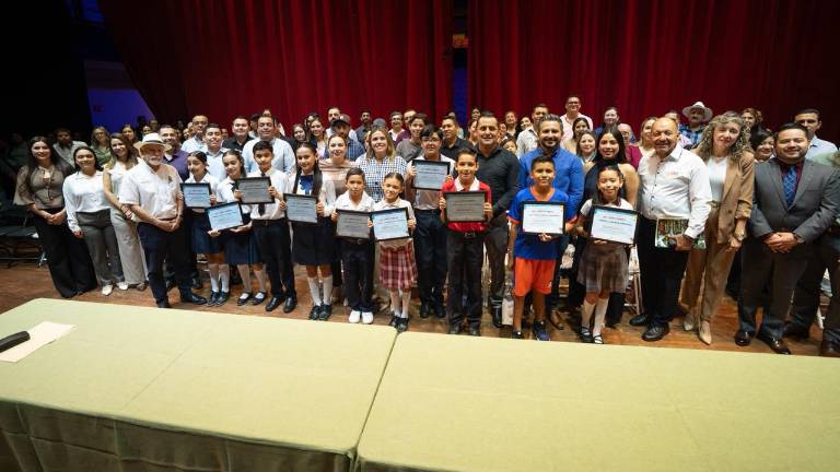 Entrega de reconocimientos a niñas y niños cronistas de Culiacán.