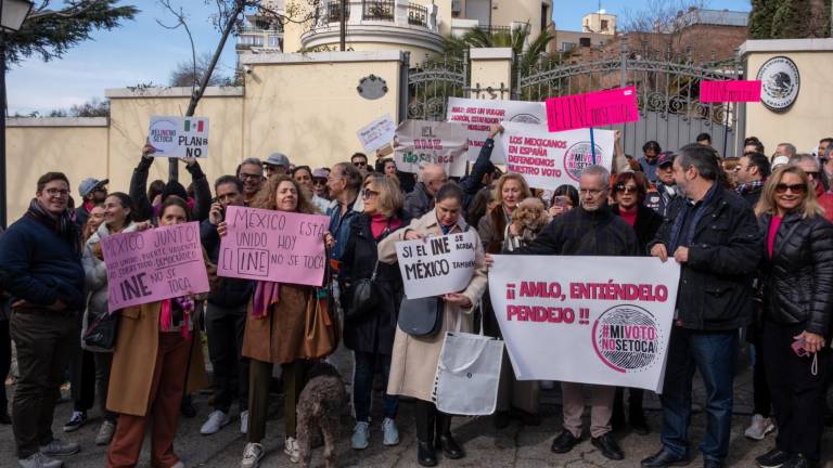 En Madrid, España, un grupo nutrido de personas se manifestaron en defensa del INE.