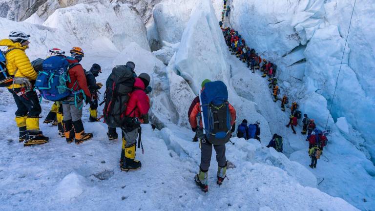 Las peligrosas colas en el Everest.