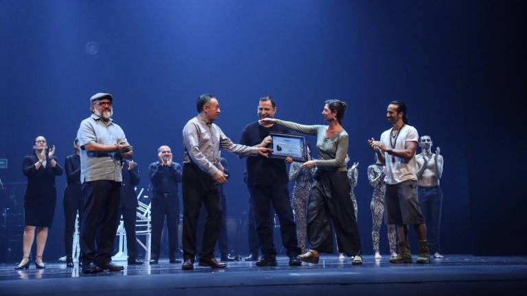 Delfos recibe el reconocimiento de Sinaloa por sus 30 años de trayectoria.