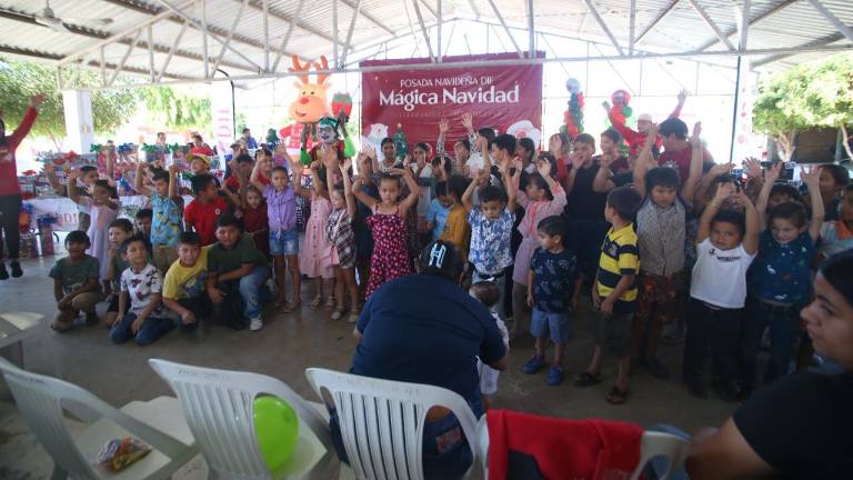 Decenas de infantes disfrutaron la posada navideña.