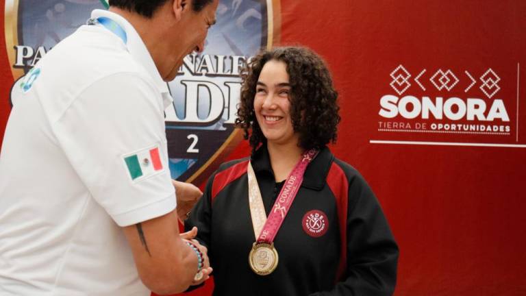 Claudia Aguirre recibe su medalla de oro.