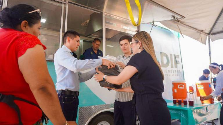 Durante esta jornada entregaron 300 platillos, para un total de 3 mil 700 apoyos alimenticios distribuidos en lo que va del año.