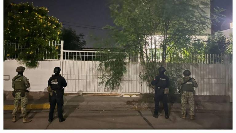 Ejército y GOES aseguran inmueble con vehículos, químicos y un artefacto explosivo en Culiacán.