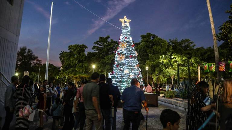 Se realizó el conteo para el Encendido del Árbol Navideño en la explanada del Isic, junto al Paseo Niños Héroes.