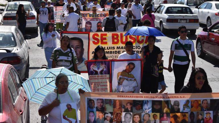 Integrantes del colectivo Grupo Vida marcharon el pasado 10 de mayo en Torreón, Coahuila, para exigir la búsqueda de sus familiares desaparecidos.