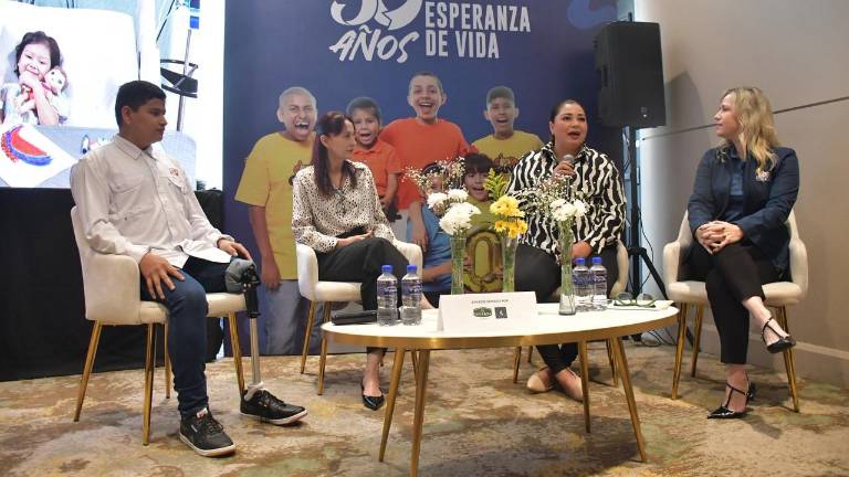 Directivos de Ganac, médicos y niños que han vencido al Cáncer, participan en este evento.