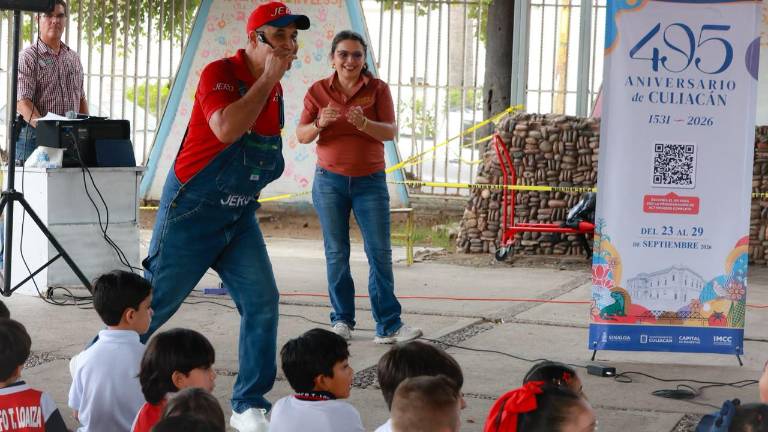 El artista Jero interactúa con alumnos durante el espectáculo “Juego a que te canto” en Culiacán.