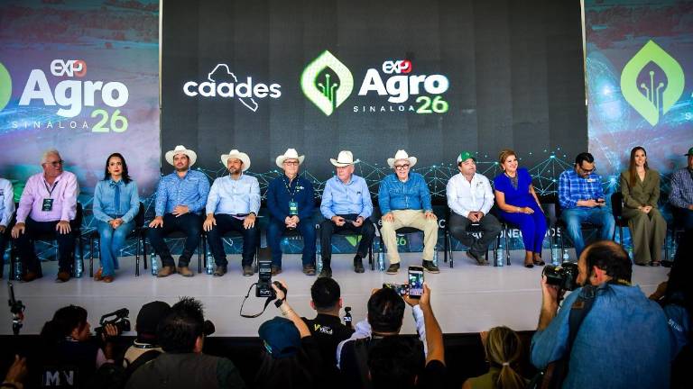 Autoridades estatales, funcionarios de gobierno e invitados especiales encabezan el evento.
