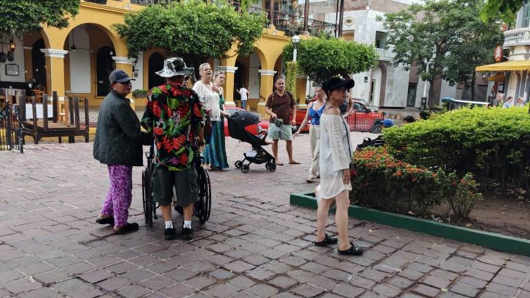 Aunque no todos los pasajeros y tripulantes bajan de la embarcación, un gran número sí recorre los atractivos del puerto.