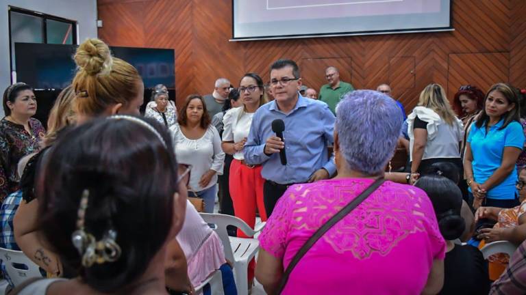 El Alcalde Édgar González se reunió con policías jubilados y viudas en Cabildo.