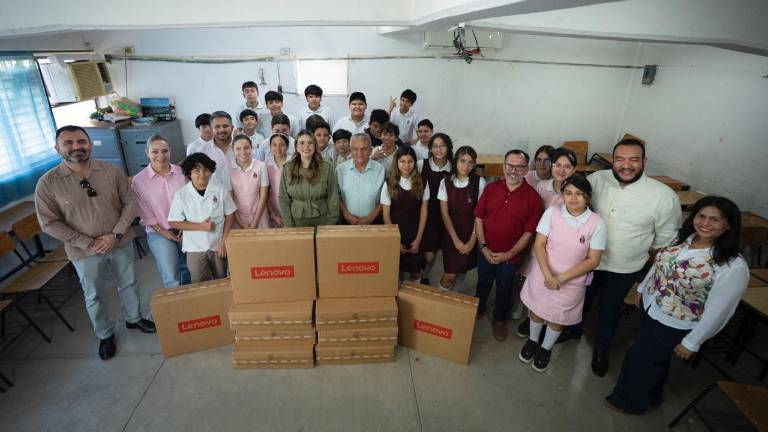 La Alcaldesa de Culiacán Ana Miriam Ramos Villarreal entregó equipos de cómputo a la Secundaria General 5.