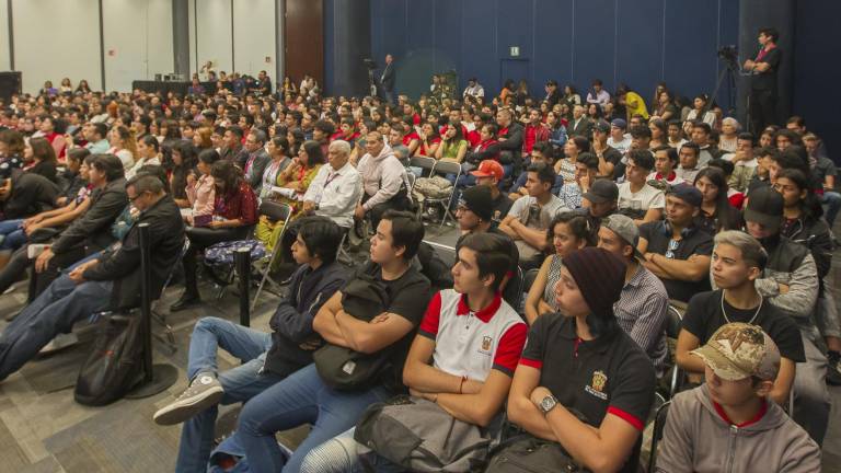 La Feria Internacional del Libro de Guadalajara creó el programa FIL Joven, un espacio donde adolescentes y jóvenes encontrarán temas enriquecedores y actuales.
