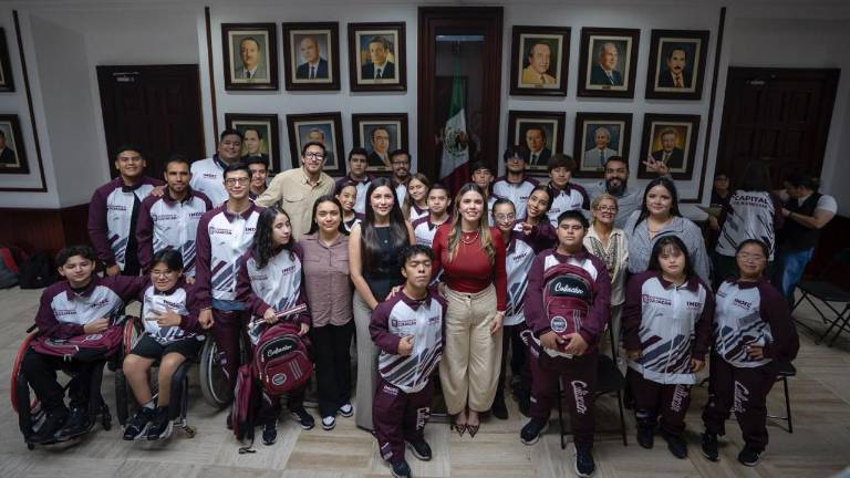 El abanderamiento tuvo lugar en el Ayuntamiento de la capital sinaloense.