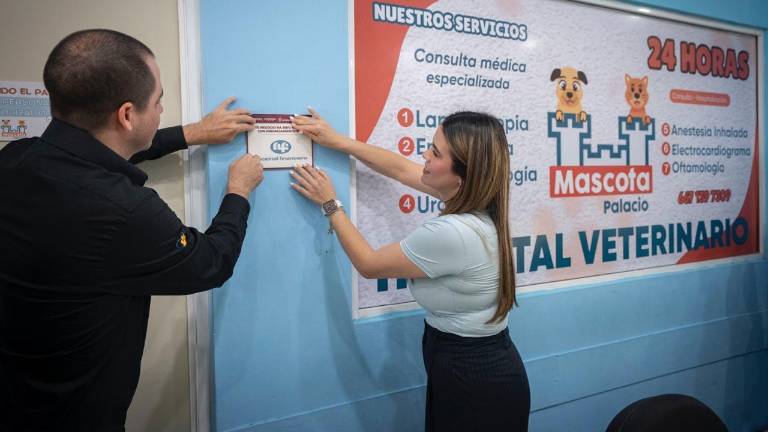 Entregan autoridades de Culiacán Distintivo Nafin a veterinaria