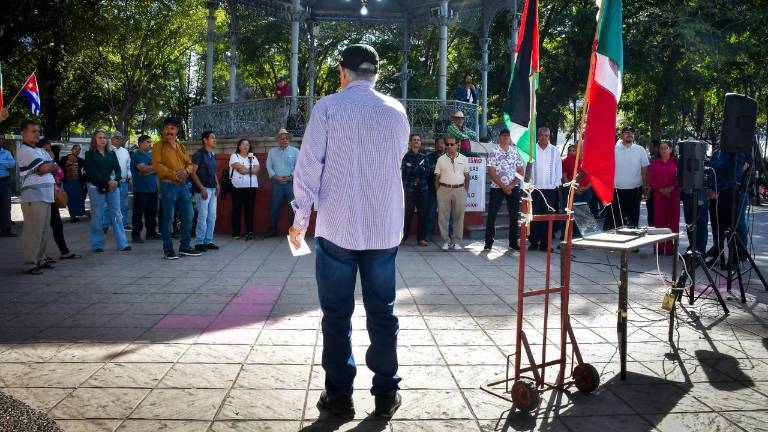 Ciudadanos y miembros del Frente Nacional Antimperialista se reunieron este domingo en la Plazuela Obregón, en Culiacán, para hablar sobre el tema de Venezuela.