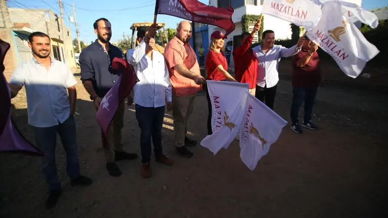 Autoridades dieron el banderazo de inicio de la obra.