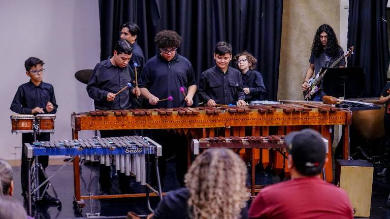Los estudiantes compartieron su talento en clase abierta.
