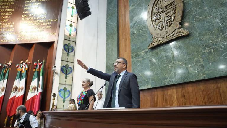 El Diputado Juan Diego Aranzubía Iturrios rinde protesta como Presidente de la Mesa Directiva del Congreso de Sinaloa.
