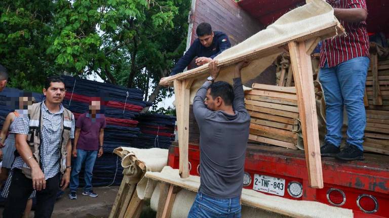 Entrega de apoyos a personas que han sido desplazadas por la violencia en Badiraguato.