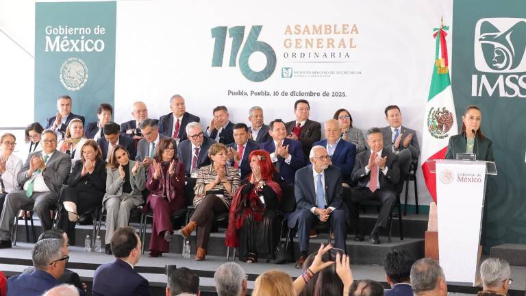 El Gobernador Rubén Rocha Moya acudió a la Asamblea General del IMSS que encabezó la Presidenta Claudia Sheinbaum Pardo.