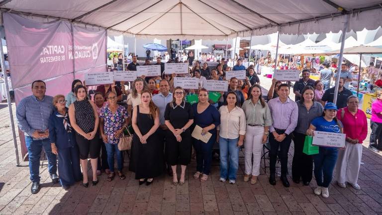 Entrega de créditos a mujeres emprendedoras de Culiacán.