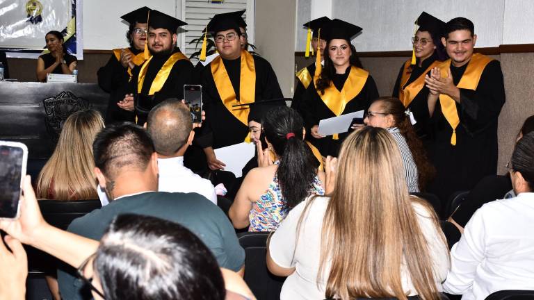La graduación de jóvenes del Bachillerato Virtual fue una ceremonia híbrida.