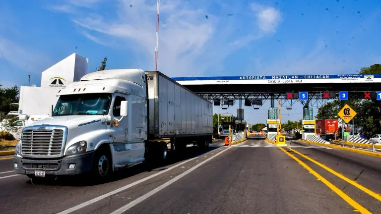 En reunión de transportistas con Omar García Harfuch, se acordó reforzar la seguridad en carreteras del País.