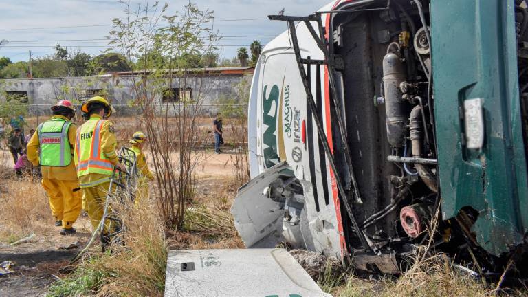 Otro ‘camionazo’, ahora en los límites Sonora-Sinaloa; impacta tráiler a autobús, hay 25 heridos